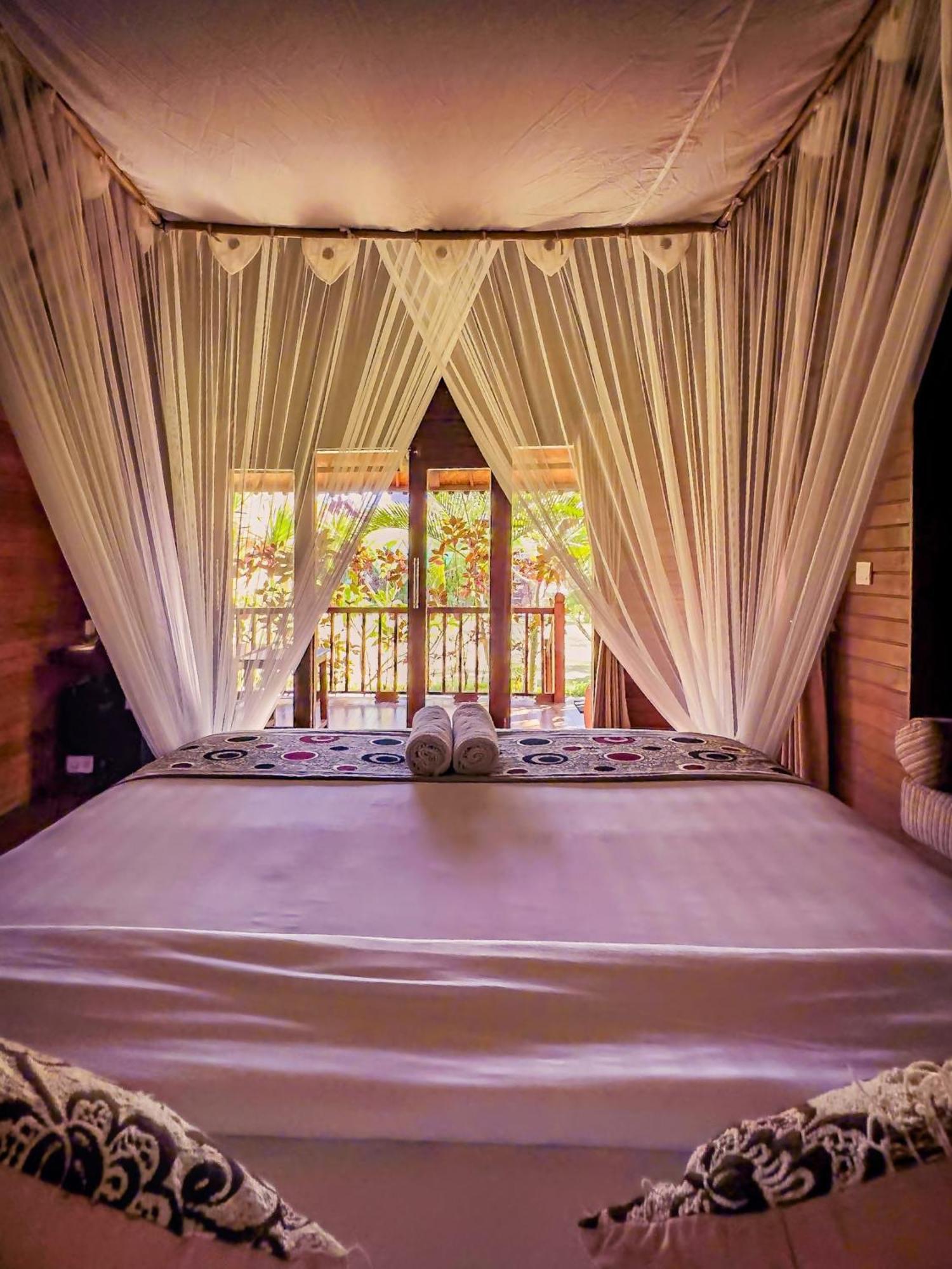 Island Garden Huts Lembongan Bed & Breakfast Exterior photo