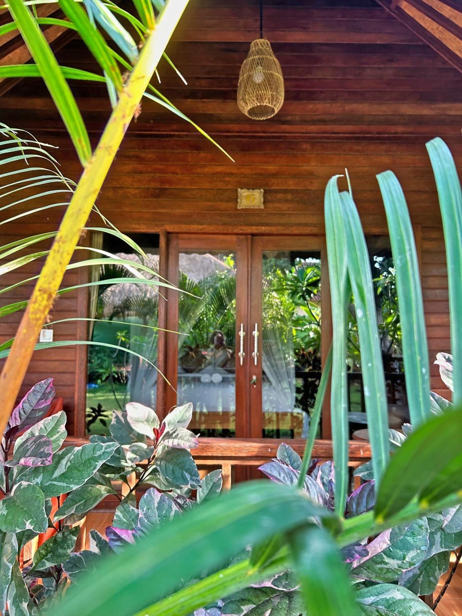Island Garden Huts Lembongan Bed & Breakfast Exterior photo