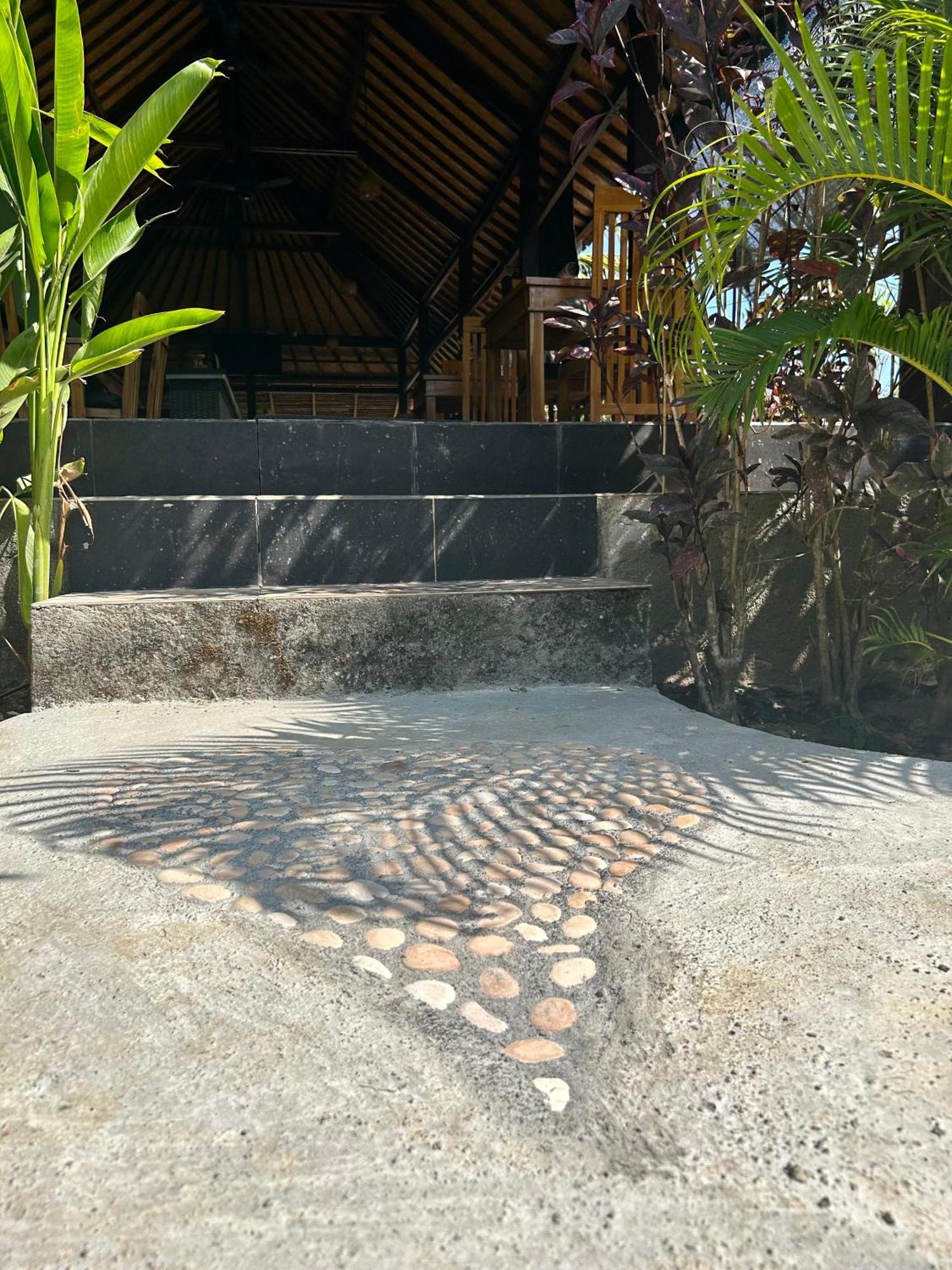 Island Garden Huts Lembongan Bed & Breakfast Exterior photo
