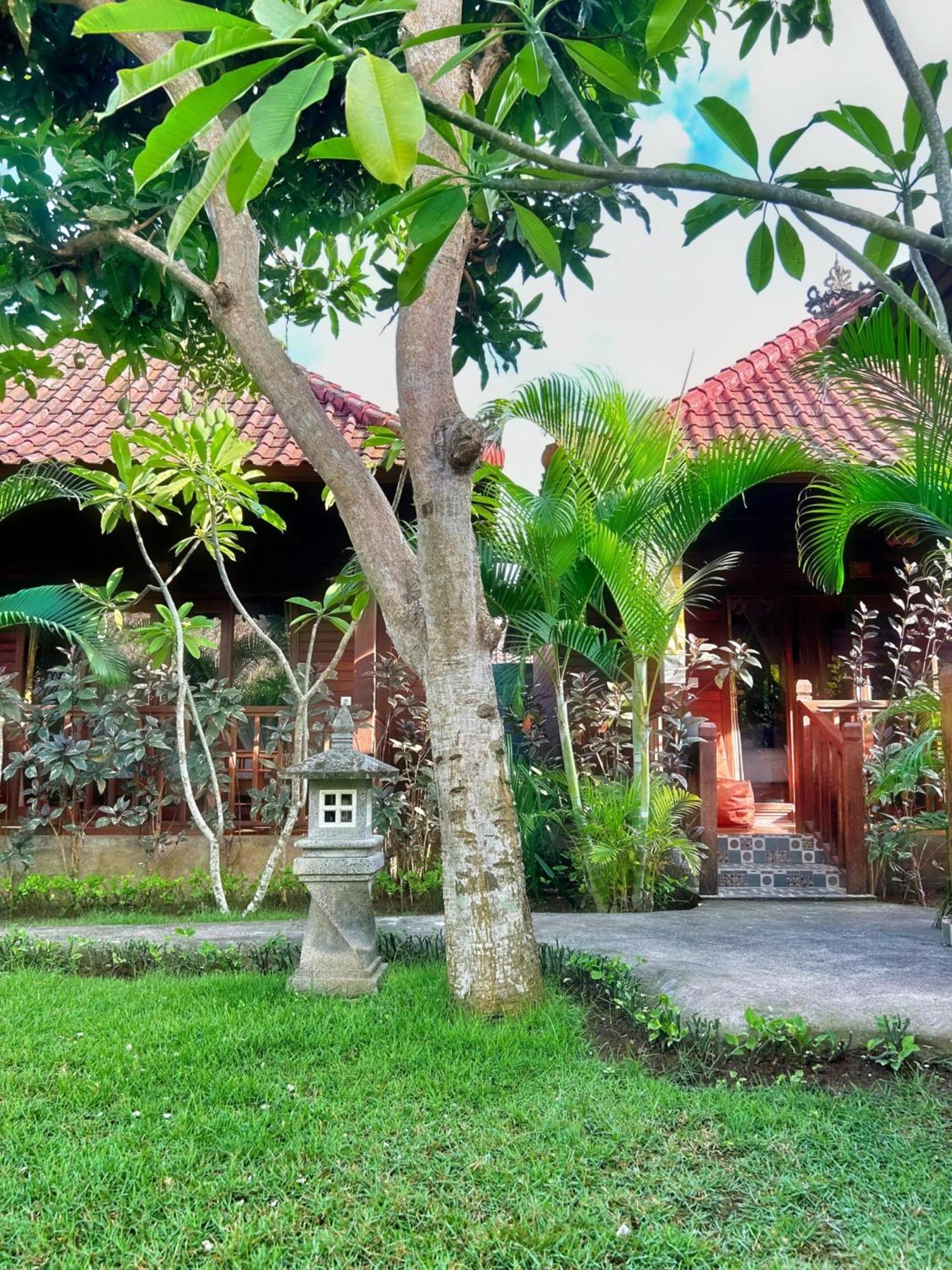 Island Garden Huts Lembongan Bed & Breakfast Exterior photo