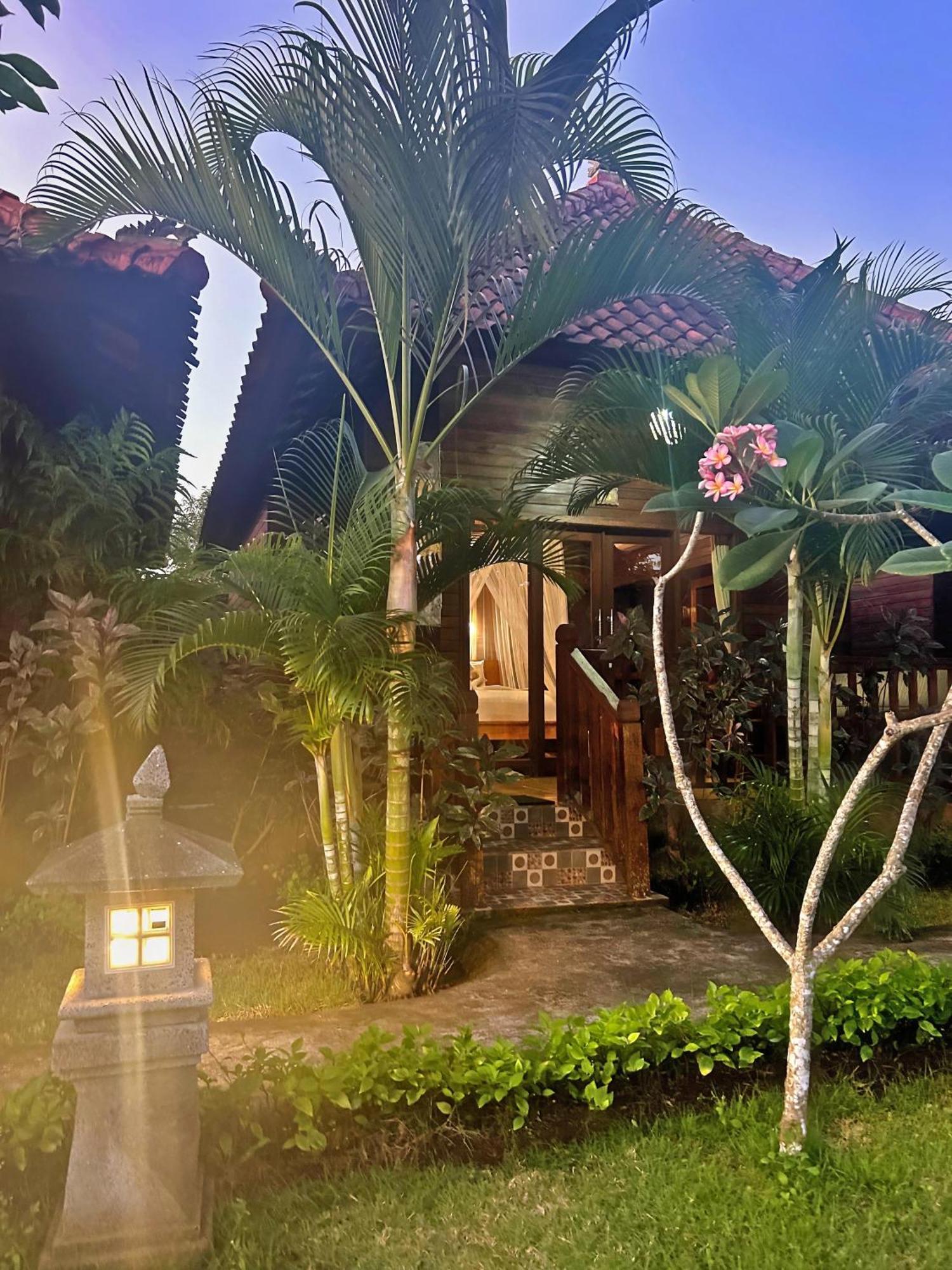 Island Garden Huts Lembongan Bed & Breakfast Exterior photo
