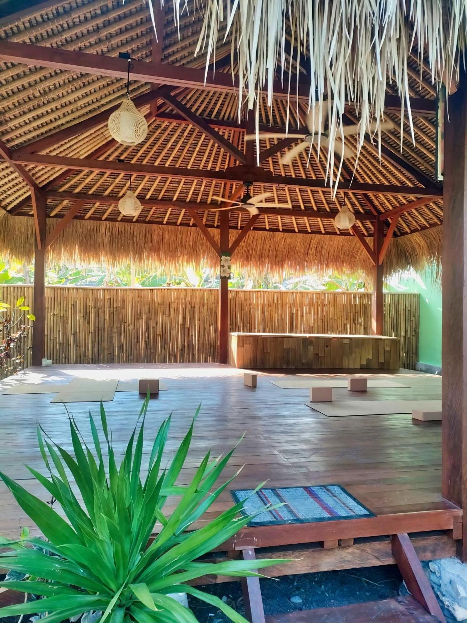 Island Garden Huts Lembongan Bed & Breakfast Exterior photo